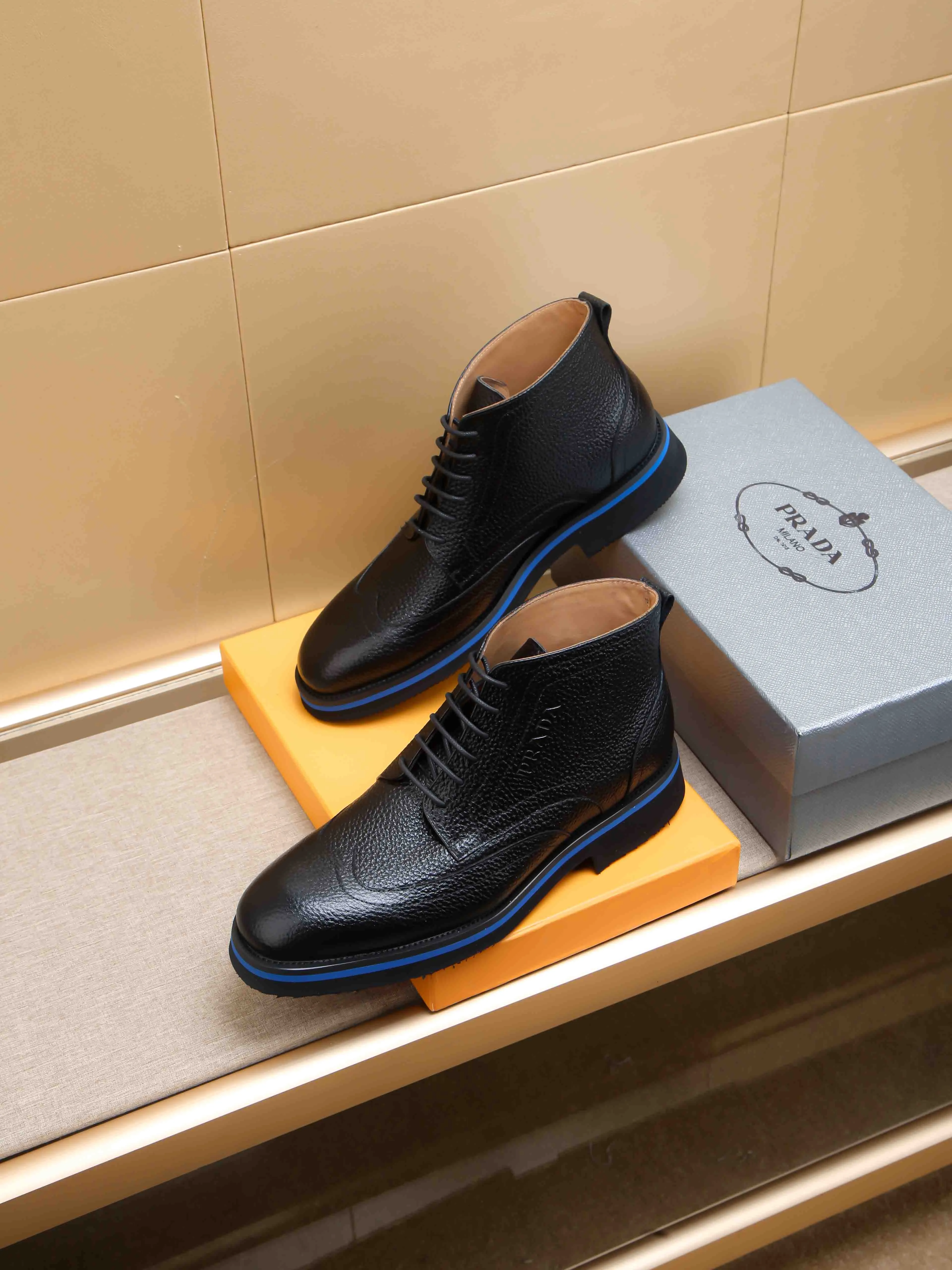 Men's shoes 💰620 💰 PRADA*——◾ Prada~Thick-soled men's shoes, original single-level perfect boutique, brogue style men's formal casual leather shoes, luxurious materials, imported cowhide, with water-dyed cowhide lining, 4.5cm increased PU foam lightweight outsole, perfectly restore the original classic, purchase the original 1:1 accurate replica, welcome all comparisons 🆚, the design is full of modernity, versatile and fashionable urban men! Size: 39-44 (38.45.46.47 customized)